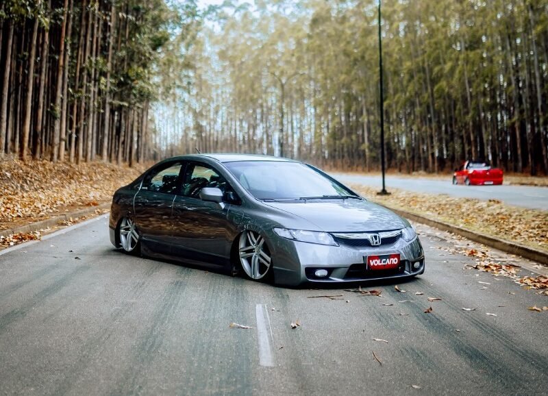 Honda New Civic G8 rebaixado com rodas Volcano New Strong aro 20 cinza