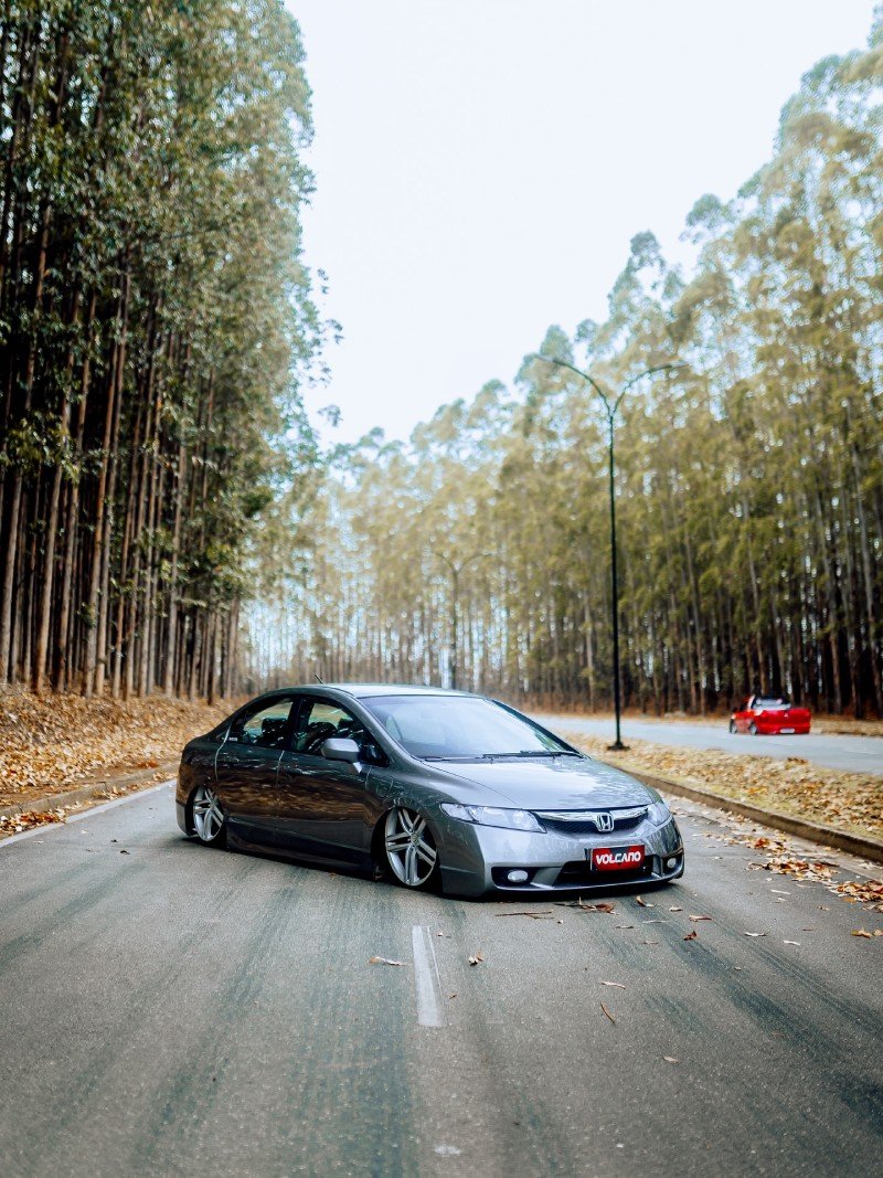 Detalhe da dianteira e das rodas aro 20 no Honda New Civic G8 rebaixado — Volcano New Strong