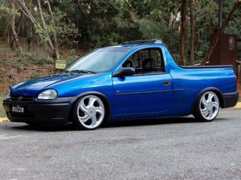 Detalhe da frente 3/4 da Pick-Up Corsa rebaixada com rodas 17 Classic
