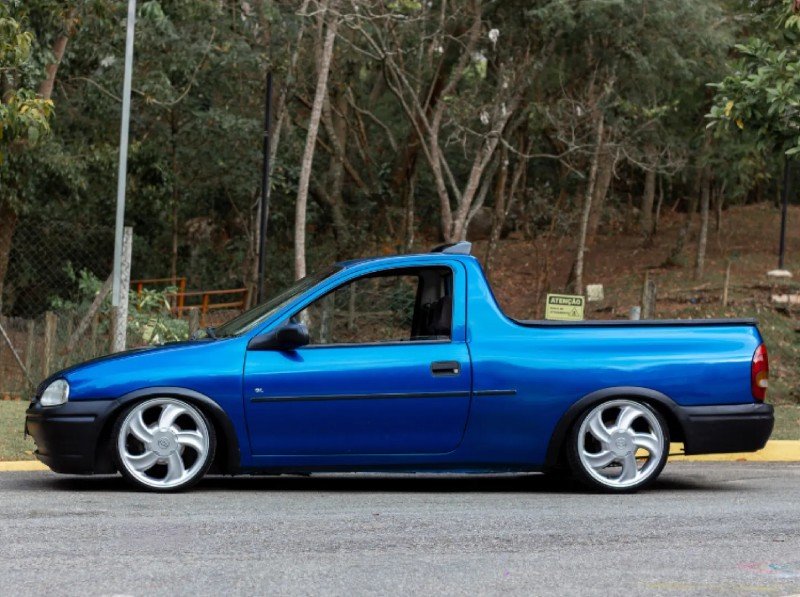 Chevrolet Pick-Up Corsa azul vista lateral rebaixada