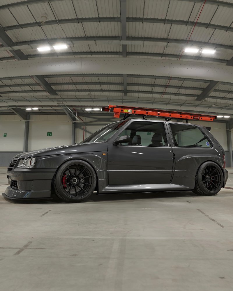 Vista lateral do Uno Escada rebaixado 3D com bodykit largo e escada laranja no teto