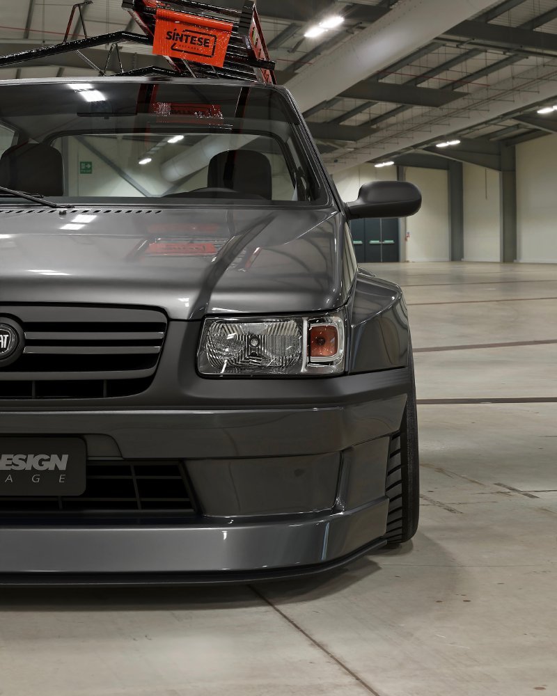 Close do para-choque dianteiro do Uno Escada rebaixado 3D com bodykit