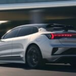 Zeekr 001 FR azul visto de três quartos — capa da avaliação em vídeo