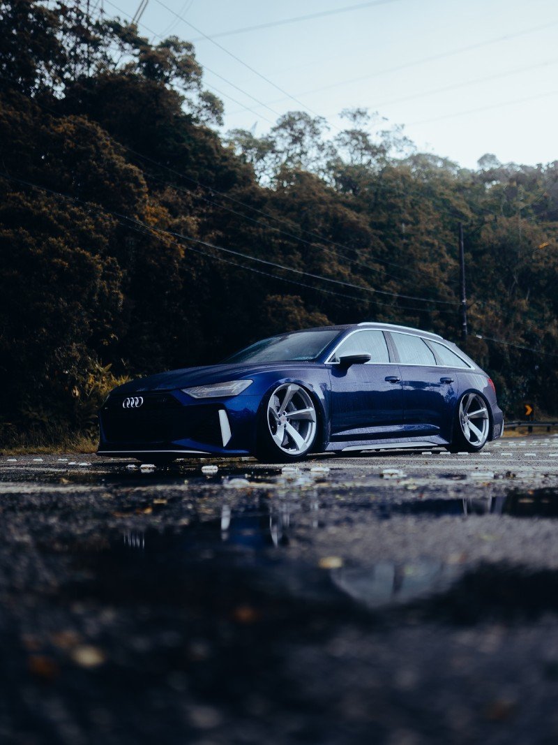 Audi RS6 Avant 2021 azul — frente 3/4 baixa com bodykit