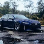 Audi RS6 Avant 2021 rebaixada azul com suspensão a ar e rodas 22