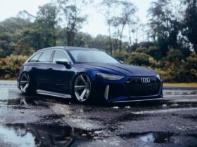 Audi RS6 Avant 2021 rebaixada azul com suspensão a ar e rodas 22