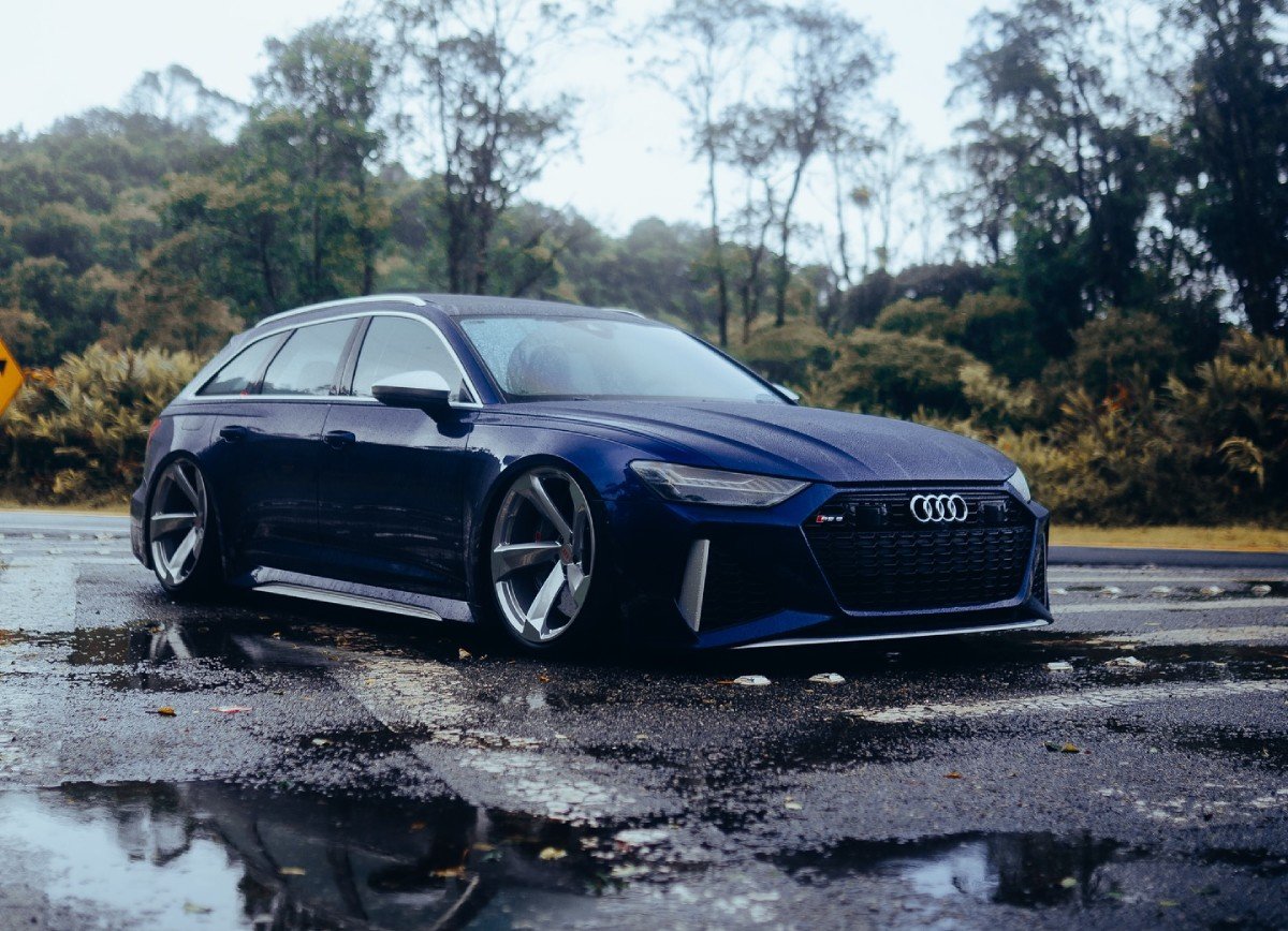 Audi RS6 Avant 2021 rebaixada azul com suspensão a ar e rodas 22