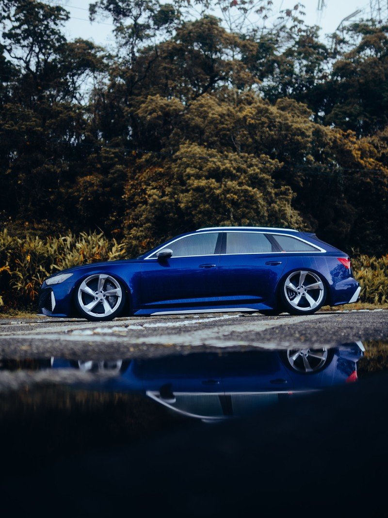Audi RS6 Avant 2021 azul — perfil lateral rebaixado