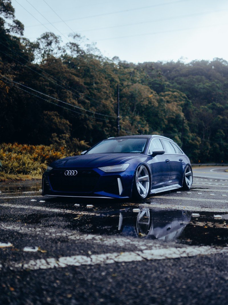 Audi RS6 Avant 2021 azul — frente 3/4 em ambiente externo