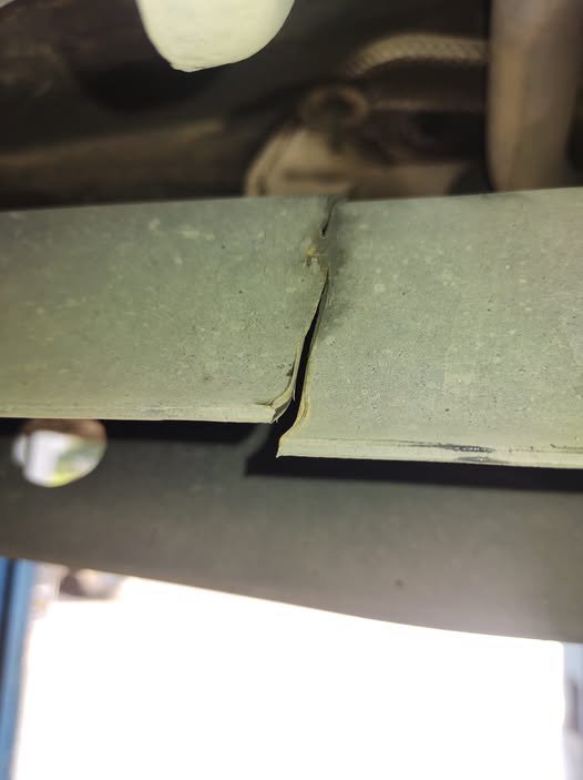 Área típica de trinca no eixo traseiro (manga/solda) do Polo