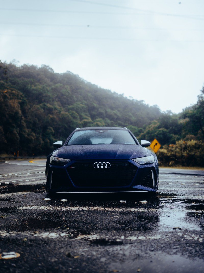 Audi RS6 Avant 2021 azul — frente com grade Singleframe e DRLs