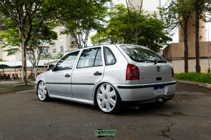 VW Gol G3 rebaixado prata — traseira 3/4 do lado direito