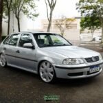 VW Gol G3 prata rebaixado com suspensão preparada e rodas Evidence aro 18