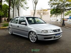 VW Gol G3 prata rebaixado com suspensão preparada e rodas Evidence aro 18