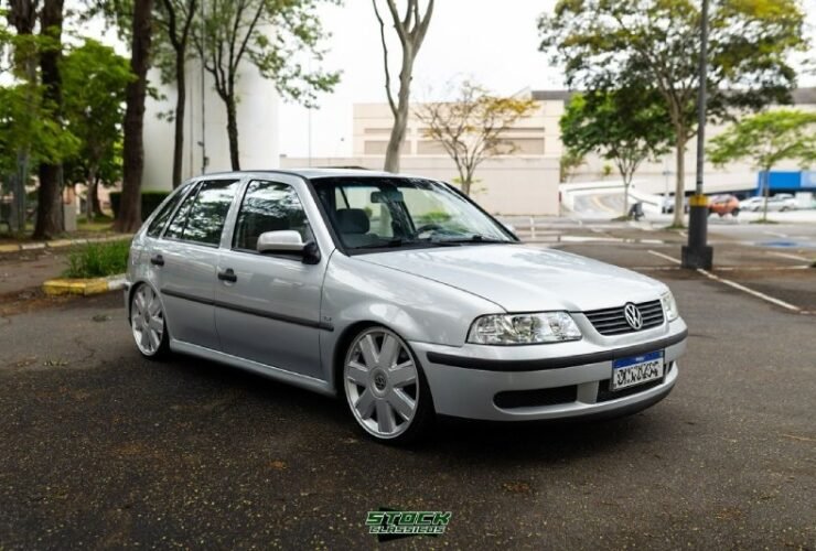 VW Gol G3 prata rebaixado com suspensão preparada e rodas Evidence aro 18