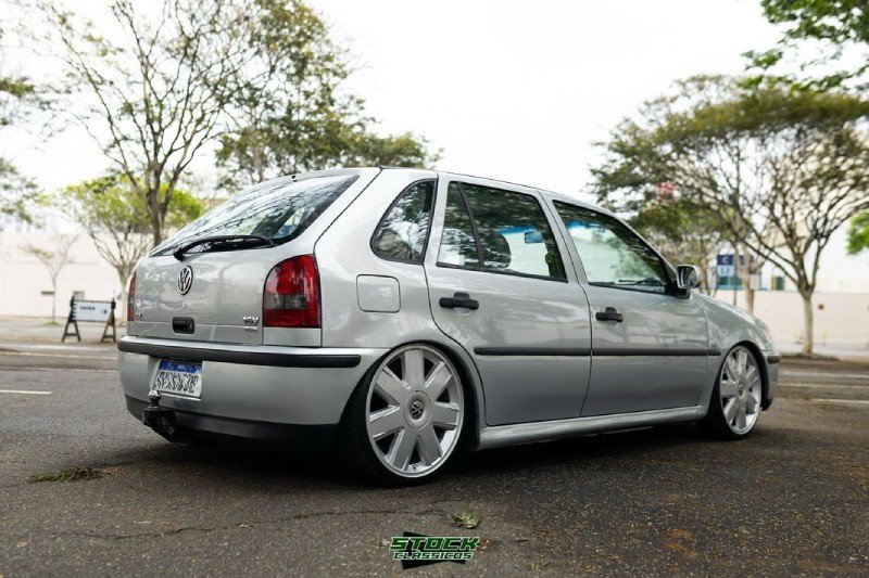 VW Gol G3 rebaixado prata — traseira 3/4 com rodas Evidence 18