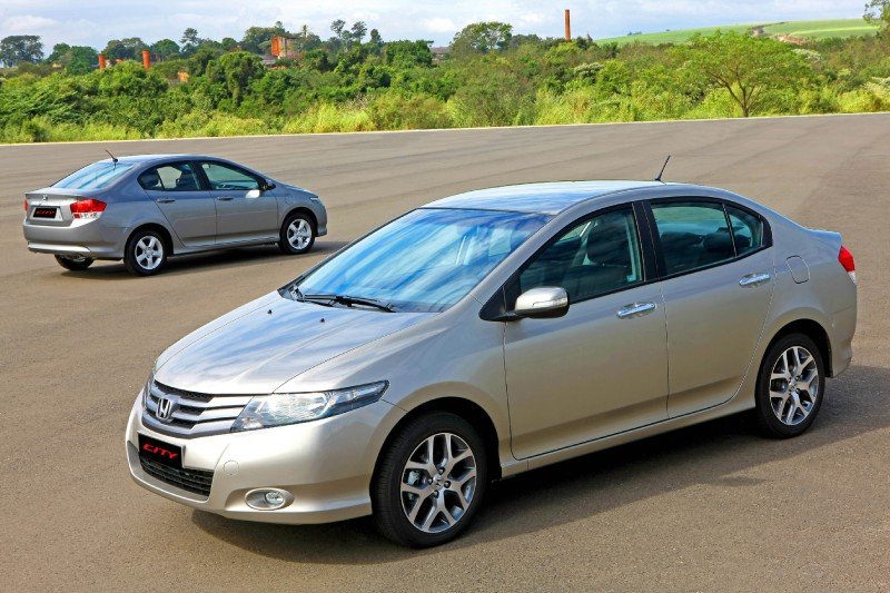 Honda City primeira geração cinza, sedã racional e confiável