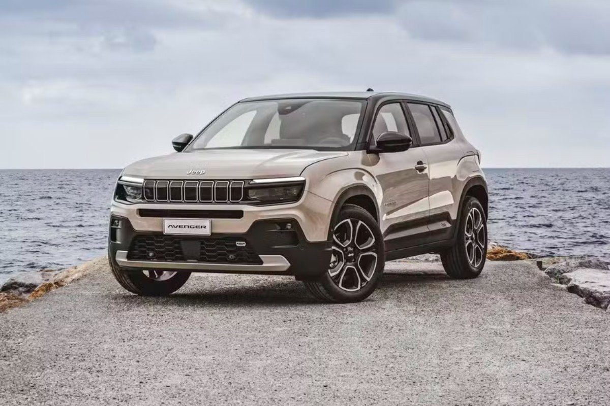 Jeep Avenger 2026 branco visto de três quartos — avaliação em vídeo