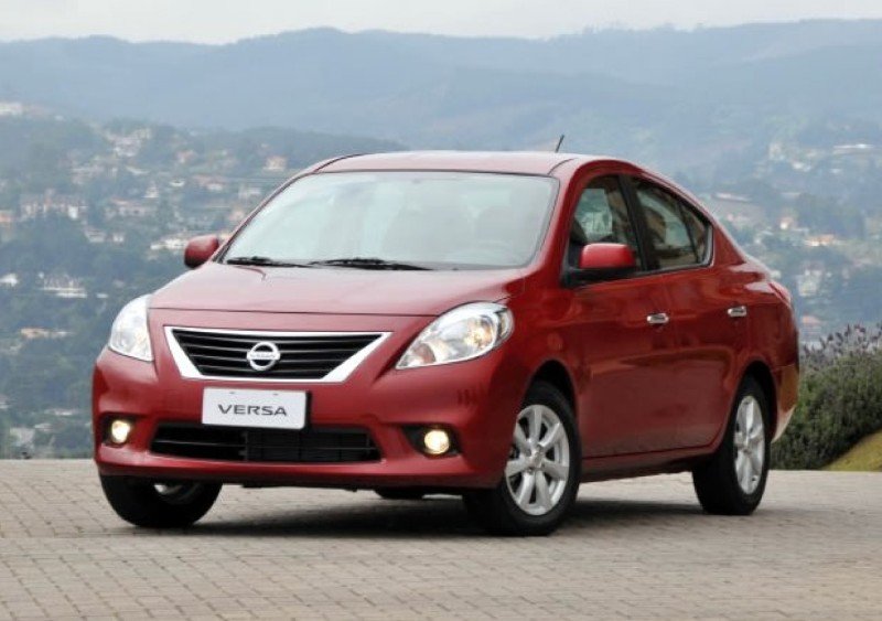 Nissan Versa primeira geração azul, com espaço traseiro destacado