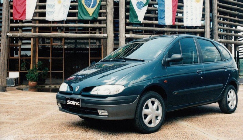 Renault Scénic verde, minivan pioneira entre os monovolumes médios