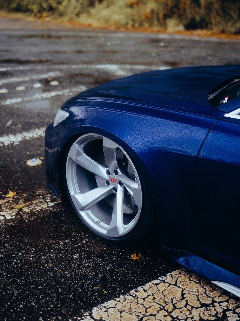 Audi RS6 Avant 2021 — detalhe da roda aro 22 e conjunto de freios