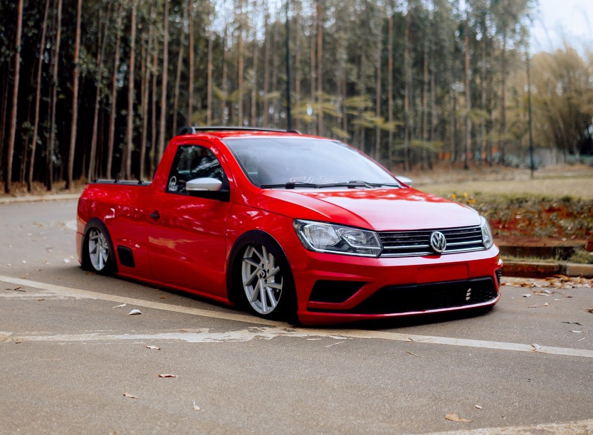 VW Saveiro G7 vermelha rebaixada com rodas Volcano R-Seven 18