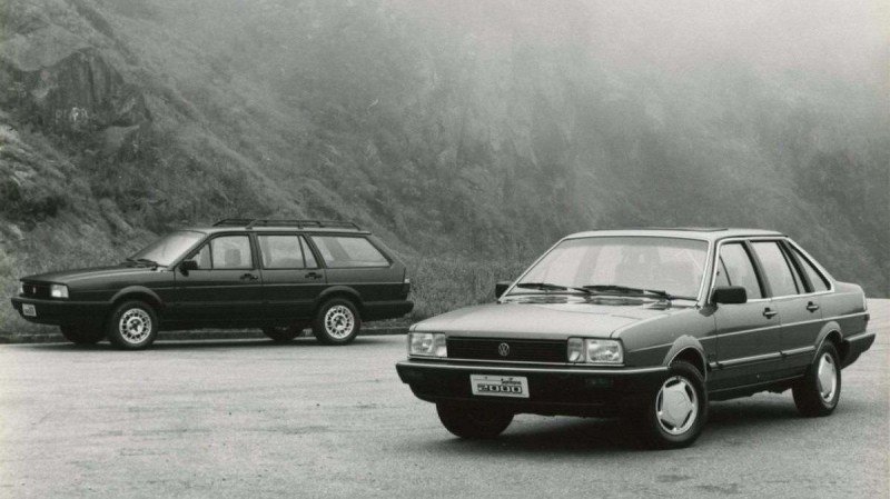 Volkswagen Santana GLS azul-escuro, sedã de status e espaço generoso