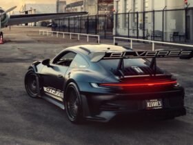 Porsche 992 GT3 RS preto fosco rebaixado com rodas Vossen em cenário de aeroporto