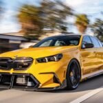 MW M5 G90 rebaixada com rodas Vossen aro 22 amarelo