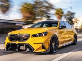 MW M5 G90 rebaixada com rodas Vossen aro 22 amarelo