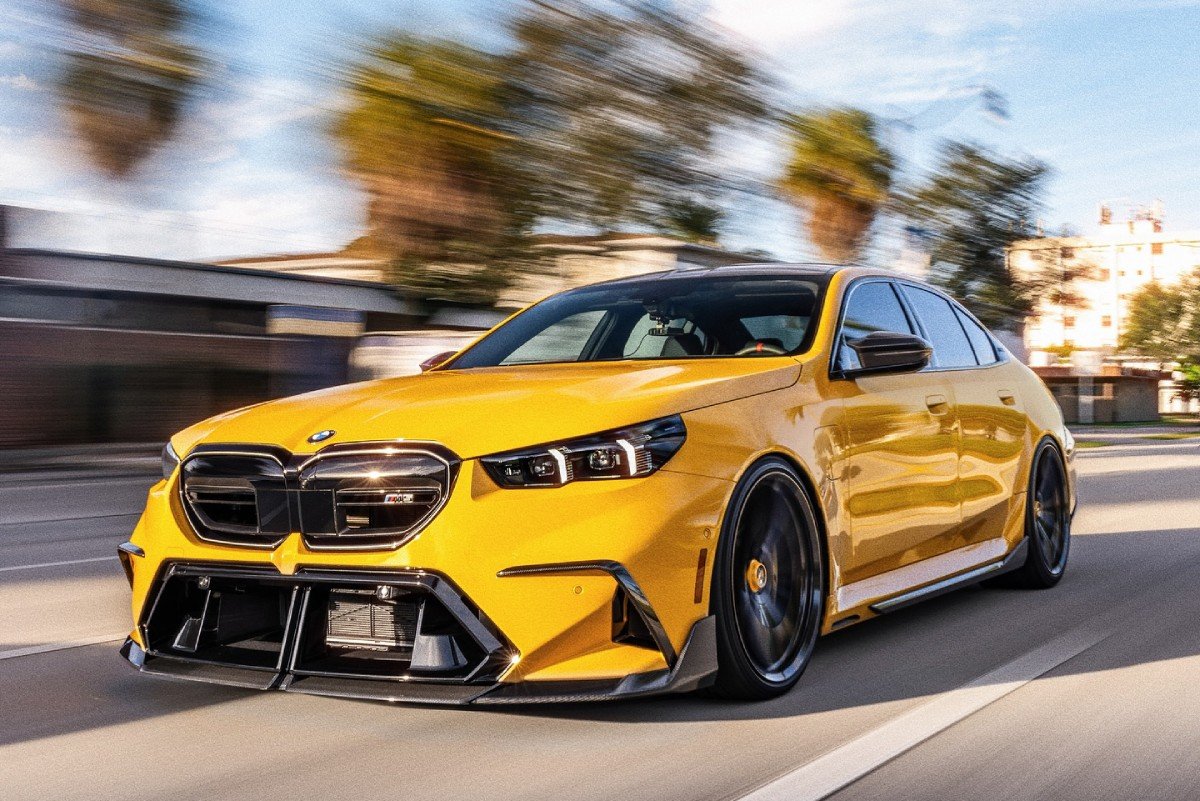 MW M5 G90 rebaixada com rodas Vossen aro 22 amarelo