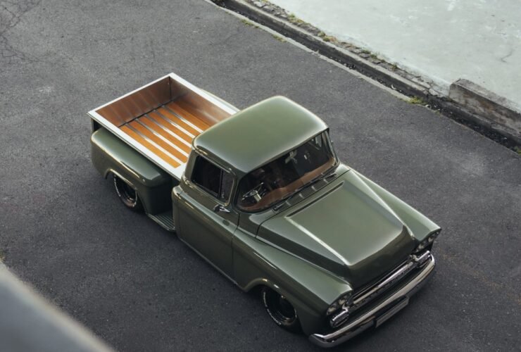 Chevrolet Apache 3100 1958 rebaixada com suspensão a ar verde