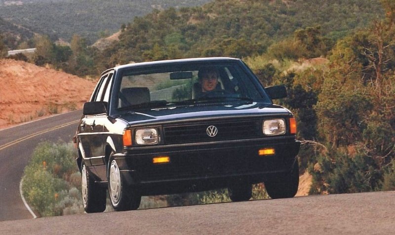 Volkswagen Fox Sedan estacionado, versão norte-americana derivada do Voyage brasileiro