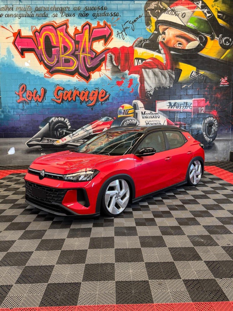 VW Tera 2026 vermelho rebaixado com suspensão a ar e rodas aro 20 em frente ao painel CBA Low Garage