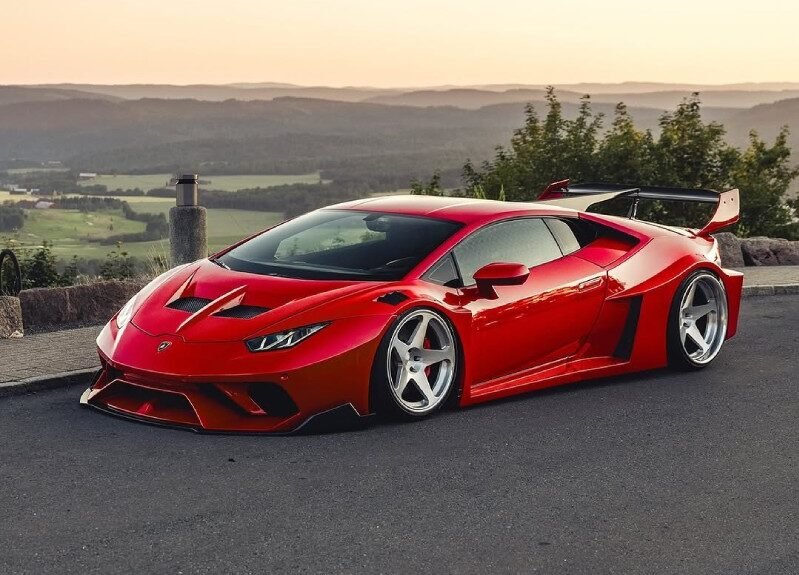 Lamborghini Huracán vermelha rebaixada com rodas Rotiform