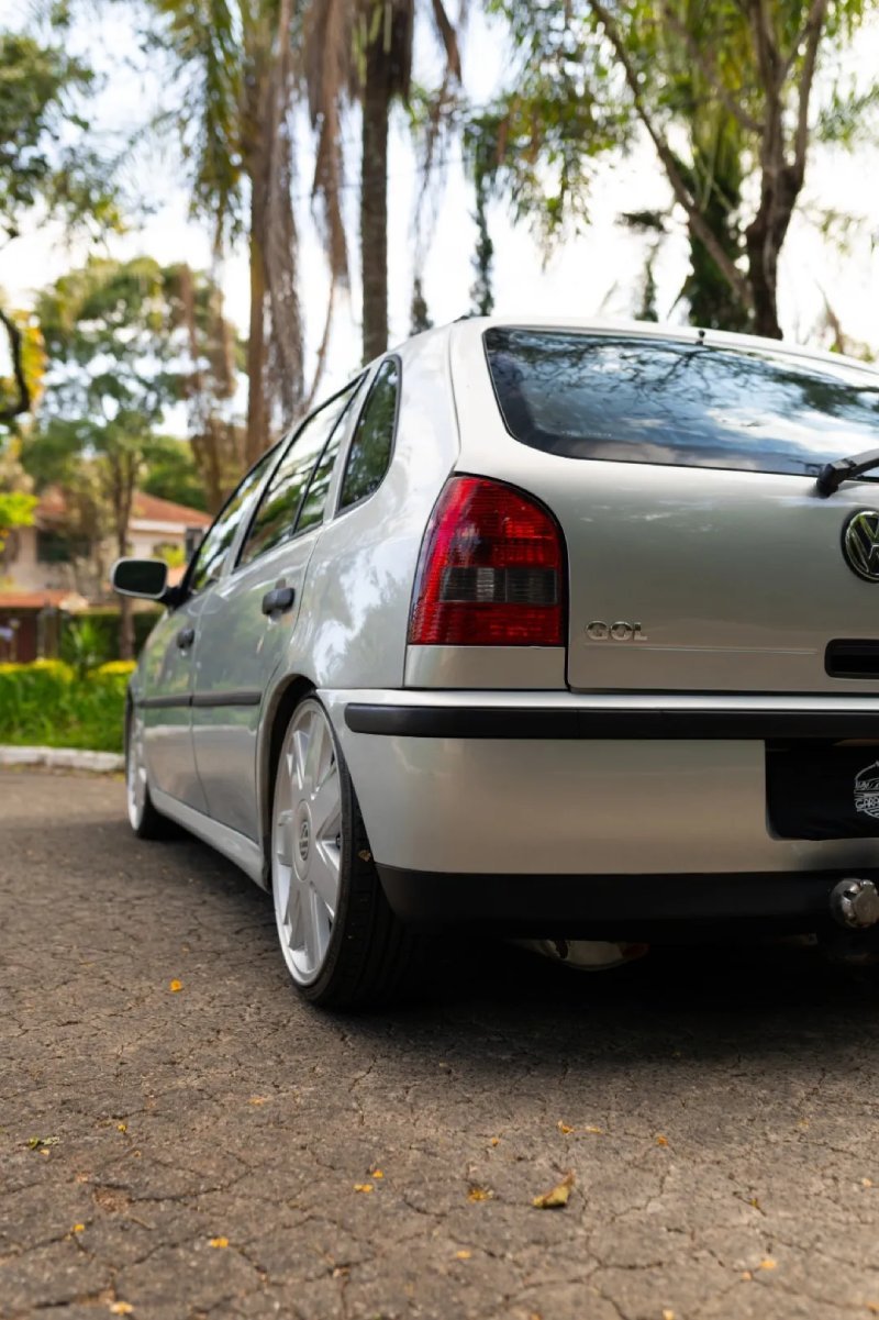Gol G3 2001 prata rebaixado com capô aberto e rodas Evidence aro 18
