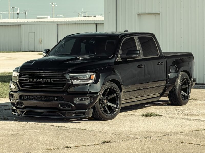 Dodge Ram rebaixada preta com rodas aro 22