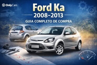 Categoria: Avaliação de Carros Usados Resposta rápida: o Ford Ka usado 2008 a 2013 vale a pena para quem quer um hatch pequeno, ágil, barato de manter e muito bom de dirigir na cidade, desde que encontre um exemplar realmente íntegro. A melhor leitura do carro é esta: ele pode ser uma compra muito esperta para quem anda quase sempre sozinho ou em dupla, mas cobra seu preço em espaço traseiro, conforto acústico e necessidade de vistoria criteriosa. Resumo honesto: ele compensa bastante como carro urbano e primeiro carro. Pode decepcionar quem precisa de acesso fácil ao banco traseiro, mais conforto em viagens ou mais silêncio de cabine. O Ford Ka de 2008 a 2013 é um daqueles carros que dividem opiniões. De um lado, ele tem fama de hatch gostoso de guiar, leve, esperto e com manutenção relativamente simples. Do outro, também carrega críticas por conta da suspensão dura, ruídos internos, infiltração em alguns exemplares, consumo que nem sempre encanta e um projeto claramente pensado para quem aceita abrir mão de conforto e praticidade em troca de agilidade e baixo custo de compra. E existe um ponto decisivo que muita gente ignora quando pesquisa esse carro: o Ka dessa geração é um hatch de duas portas. Isso muda completamente a experiência no uso diário para quem leva passageiro atrás com frequência, usa cadeirinha infantil ou precisa de mais praticidade. Portanto, ele não deve ser analisado apenas como “um hatch barato”, mas como um carro com proposta muito específica. Neste guia completo, a ideia é mostrar qual Ford Ka dessa geração compensa mais, qual motor faz mais sentido, quais anos são melhores, quais defeitos aparecem com mais frequência, quais sinais indicam carro largado e quando vale pagar mais em um exemplar inteiro. O Ford Ka dessa geração ainda é um hatch muito interessante para cidade, mas exige compra bem criteriosa. Índice do conteúdo Para quem é — e para quem não é História do Ford Ka 2008–2013 Versões e motores Melhor ano para comprar Melhor versão para comprar Ano/versão para pensar bem antes de comprar 1.0 ou 1.6: qual compensa mais? Ficha técnica prática Consumo Interior e espaço Prós e contras Custo de manutenção Defeitos e problemas comuns O que verificar antes de comprar Sinais de carro bem cuidado ou largado Comparativo com rivais Links internos Vídeo Conclusão FAQ Para quem o Ford Ka 2008–2013 é — e para quem não é Vale a pena para quem: quer um hatch pequeno, ágil e fácil de estacionar; anda quase sempre sozinho ou com no máximo um passageiro; procura um primeiro carro divertido e racional; gosta de direção mais direta e comportamento ágil; aceita um carro simples em troca de baixo custo de compra e manutenção previsível. Pode decepcionar quem: precisa usar o banco traseiro com frequência; faz questão de quatro portas; espera rodagem macia e bom isolamento acústico; procura um carro mais confortável para estrada; não quer lidar com exemplares já muito castigados pelo tempo e uso urbano. História do Ford Ka 2008–2013 O Ford Ka dessa geração marcou uma mudança importante em relação ao Ka anterior. Ele chegou ao mercado brasileiro em 2008 como linha 2009, com carroceria maior, nova base dianteira, porta-malas bem mais útil e um visual mais musculoso. O objetivo era claro: continuar sendo um hatch compacto urbano, mas entregar mais maturidade e mais uso real no dia a dia. Em relação ao primeiro Ka, ele ficou cerca de 15 cm mais comprido e ganhou um porta-malas de 263 litros, o que já mudava bastante a usabilidade do carro. A geração usou motores 1.0 e 1.6 Rocam flex, ambos conhecidos no mercado brasileiro, com câmbio manual de cinco marchas. Na linha 2012, o modelo recebeu atualização visual na frente, lanternas novas e quadro de instrumentos revisto. Essa fase final costuma ser a mais desejada do mercado, porque envelheceu melhor e passa sensação de produto mais acertado. Versões e motores do Ford Ka 2008–2013 No mercado de usados, a leitura mais útil não é decorar todos os pacotes, mas entender a lógica da linha: o 1.0 faz mais sentido como carro urbano e racional; o 1.6 é o Ka que realmente agrada quem gosta de dirigir e quer mais fôlego. Versão / fase Motor Perfil Leitura prática Ka 1.0 básico / Fly / Class / Pulse 1.0 Rocam flex Uso urbano e custo racional Melhor para a maioria dos compradores Ka 1.6 / Performer / Sport 1.6 Rocam flex Desempenho e prazer ao volante Melhor para quem quer mais fôlego e aceita consumo maior Linha 2012–2013 1.0 ou 1.6 Fase final da geração Normalmente é a mais interessante para comprar Melhor ano do Ford Ka 2008–2013 para comprar Para a maioria dos compradores, a melhor faixa costuma ser 2012 e 2013. É a fase final da geração, com visual atualizado e mercado mais fácil de comparar, além de ser geralmente menos castigada pelo tempo do que os anos iniciais. Faixa de ano Como encarar Leitura prática 2008 a 2010 Só se estiver muito íntegro Mais chance de desgaste acumulado, infiltração e unidade muito básica 2011 Boa faixa de transição Pode render boas compras se o preço estiver correto 2012 e 2013 Melhor faixa geral Fase mais madura da geração e normalmente a mais desejada Melhor versão do Ford Ka para comprar A compra mais racional para a maioria das pessoas costuma ser um Ka 1.0 2012 ou 2013 com itens essenciais como ar-condicionado e direção hidráulica. Ele preserva a proposta do carro, pesa menos no bolso e faz mais sentido como hatch urbano. Já o melhor motor da linha, no uso real, é o 1.6. Ele transforma o Ka em um carro muito mais agradável, especialmente em estrada e retomadas. O ponto é que normalmente ele custa mais e consome mais. Resumo prático da compra: Melhor compra racional: 1.0 2012/2013 completo; Melhor motor: 1.6 Rocam; Melhor para cidade: 1.0; Melhor para estrada: 1.6; Vale pagar mais? Sim, por um exemplar muito inteiro, original e silencioso. Ano ou versão para pensar bem antes de comprar Os exemplares de 2008 a 2010 muito básicos merecem mais cautela. Eles costumam aparecer com preço chamativo, mas frequentemente já chegam com acabamento muito cansado, sinais de infiltração, recall mal resolvido, interior barulhento e pouco equipamento. Também vale cautela com 1.6 “mexido”, com roda grande, suspensão alterada, escapamento modificado ou sinais de uso mais agressivo. Esse tipo de Ka pode ter sido divertido para o dono anterior, mas nem sempre é a compra mais inteligente para quem quer tranquilidade. Ford Ka 1.0 ou 1.6: qual compensa mais? Ponto Ka 1.0 Rocam Ka 1.6 Rocam Potência 69 cv gasolina / 73 cv etanol 102 cv gasolina / 107 cv etanol Uso ideal Cidade e rotina leve Cidade, estrada e condução mais animada Consumo Melhor foco em economia Mais gasto, mas ainda aceitável na gasolina Estrada Cumpre o básico, mas sem folga Muito mais agradável em retomadas e subidas Melhor para maioria? Sim, se o foco for custo e cidade Sim, se o foco for prazer ao volante e uso mais completo Compra racional 1.0 completo e íntegro 1.6 só vale se estiver muito bom e com preço coerente Em resumo: o 1.0 é a escolha racional; o 1.6 é a escolha mais prazerosa. A melhor decisão depende do seu uso. Ficha técnica prática do Ford Ka 2008–2013 Carroceria Hatch compacto de 2 portas Motores 1.0 Rocam flex e 1.6 Rocam flex Câmbio Manual de 5 marchas Comprimento 3.836 mm Entre-eixos 2.452 mm Porta-malas 263 litros Tanque 45 litros Perfil ideal Cidade, uso solo ou em dupla e primeiro carro Consumo do Ford Ka 2008–2013 O consumo do Ka dessa geração depende bastante do motor e do pé do motorista. O 1.0 é a escolha mais lógica para cidade. O 1.6 compensa no desempenho, mas não deve ser comprado pensando em economia. Motor Cidade Estrada Leitura prática 1.0 gasolina 11,6 km/l 13,5 km/l É o mais coerente para quem quer gastar menos 1.0 etanol 8,1 km/l 9,2 km/l Aceitável, mas sem milagre 1.6 gasolina 10,1 km/l 13 km/l Bom desempenho com consumo aceitável 1.6 etanol 7,8 km/l 9 km/l Aqui o prazer ao volante cobra mais no posto Na prática, o Ka 1.0 costuma agradar mais na lógica da cidade, enquanto o 1.6 é o carro que deixa menos sensação de esforço no uso real. Interior e espaço interno O interior do Ka dessa geração é simples e funcional, mas não é um destaque em refinamento. O acabamento é honesto para a proposta, porém o isolamento acústico está longe de ser um ponto forte, e muitos exemplares desenvolvem ruídos internos com o tempo. Na frente, o carro acomoda bem duas pessoas. Atrás, o espaço é claramente secundário e o acesso é ruim por causa das duas portas. O porta-malas de 263 litros melhorou bastante em relação ao Ka anterior, mas ainda é um hatch compacto pensado mais para uso diário do que para levar bagagem de família com folga. Em resumo: o Ka 2008–2013 é melhor para um ou dois ocupantes do que para uso familiar frequente. O interior do Ka é funcional, mas simples e com isolamento acústico apenas mediano. Na traseira, o Ka mostra a proposta de hatch compacto de duas portas, mais urbano do que familiar. Prós e contras do Ford Ka 2008–2013 usado Pontos positivos dirigibilidade muito boa para a categoria; carro ágil e agradável na cidade; manutenção simples e peças fáceis de achar; 1.6 entrega desempenho bem divertido; seguro e custo geral podem ser amigáveis; porta-malas melhor do que o Ka anterior. Pontos negativos só duas portas; espaço traseiro limitado; suspensão dura; ruídos internos e pouco isolamento acústico; alguns exemplares sofrem com infiltração e arrefecimento negligenciado; segurança bem defasada para o padrão atual. Custo de manutenção do Ford Ka 2008–2013 O Ka é visto por muita gente como um carro fácil de manter, e isso tem fundamento. A mecânica é conhecida, as peças são relativamente simples de encontrar e, quando o carro está em ordem, o custo de rotina tende a ser previsível. O problema começa quando o comprador cai em um exemplar maquiado, com suspensão cansada, vazamento escondido, arrefecimento mal cuidado, elétrica adaptada ou infiltração antiga. Nesses casos, a conta sobe rápido, mesmo num hatch pequeno. Item Custo relativo Leitura prática Revisão básica Baixo a médio Óleo, filtros e itens comuns não costumam assustar Suspensão Médio É onde muitos usados começam a cobrar a conta Arrefecimento Médio Negligenciar aqui pode sair caro Elétrica adaptada Imprevisível Quanto mais original o carro estiver, melhor tende a ser a compra Resumindo: o Ka pode ser barato de manter, mas não é carro para comprar no escuro. Defeitos e problemas comuns do Ford Ka 2008–2013 1. Suspensão dura, folgas e barulhos Esse é um dos pontos mais conhecidos do modelo. O Ka é estável e ágil, mas a suspensão costuma cobrar com ruído e desconforto quando a unidade já está rodada ou sofreu muito em piso ruim. 2. Ruídos internos e acabamento Muitos exemplares ficam barulhentos com o tempo. Forros, plásticos e pequenos encaixes podem denunciar idade e uso duro. 3. Infiltração de água É um ponto que aparece com frequência em relatos de donos. Vale olhar assoalho, porta-malas, borrachas e sinais de umidade escondida. 4. Arrefecimento O sistema merece atenção real. Reservatório, líquido turvo, válvula termostática e sinais de superaquecimento anterior precisam entrar no checklist. 5. Recall e chicote elétrico Como houve recall importante envolvendo tubo de freio e chicote elétrico, vale confirmar se o carro passou pelos reparos quando aplicável. 6. Segurança defasada Não é “defeito” mecânico, mas pesa na decisão. Essa geração tem pacote de segurança pobre para o padrão atual, e isso precisa ser aceito com clareza antes da compra. O que verificar antes de comprar um Ford Ka usado Teste a suspensão: ouça estalos, batidas e folgas em piso ruim. Cheque infiltração: veja assoalho, porta-malas, tapetes e borrachas. Observe o arrefecimento: reservatório, líquido, mangueiras e sinais de aquecimento. Escute o interior: muito barulho pode indicar desgaste e desmontagens antigas. Teste o ar-condicionado: precisa gelar bem e sem ruídos estranhos. Olhe a elétrica: travas, vidros, painel, faróis e som. Analise pneus e alinhamento: desgaste irregular denuncia problema de suspensão ou estrutura. Cheque lataria: desalinhamentos, diferença de cor e sinais de reparo mal feito. Confirme recalls: principalmente tubo de freio e chicote elétrico. Faça vistoria cautelar e avaliação mecânica: no Ka isso separa compra inteligente de dor de cabeça. Sinais de carro bem cuidado — e sinais de carro largado Sinais de dono cuidadoso interior firme, sem muitos ruídos; porta-malas e assoalho secos; reservatório limpo e sem improvisos; pneus com desgaste uniforme; elétrica funcionando por completo; carro original ou pouco mexido. Sinais de carro largado tapetes úmidos e cheiro de mofo; ruído em todo canto da cabine; suspensão batendo forte; vaso de expansão sujo ou trincado; som, alarme e elétrica adaptados sem critério; roda grande, mola cortada e visual “esportivo” mal executado. Comparativo do Ford Ka 2008–2013 com rivais O Ka dessa geração costuma ser comparado com Celta, Uno Mille, Palio Fire e Clio. Cada um responde melhor a um tipo de comprador. Rival Onde o rival leva vantagem Onde o Ka responde bem Chevrolet Celta quatro portas em várias versões e proposta mais prática dirigibilidade mais divertida e sensação de carro mais ágil Fiat Uno Mille mais racional em manutenção e melhor acesso/uso diário em várias situações melhor comportamento em curva e proposta mais “esperta” ao volante Palio Fire mais versátil como carro de família e normalmente mais amigável no uso traseiro peso menor e direção mais direta Renault Clio quatro portas em muitas versões e bom equilíbrio geral Ka agrada mais quem quer hatch mais ágil e com motor 1.6 realmente animado Resumindo: o Ka é forte quando a pessoa quer um hatch pequeno e gostoso de dirigir. Se a prioridade é praticidade familiar, alguns rivais fazem mais sentido. Links internos úteis no OnlyCars Veja outros conteúdos sobre Ford Ka no OnlyCars Carros usados com manutenção barata Melhores carros até 20 mil em 2025 Vídeo: avaliação do Ford Ka 2008–2013 Para complementar a análise, segue o vídeo do canal Carros do Xenão: Conclusão: o Ford Ka 2008–2013 usado vale a pena? Sim, o Ford Ka 2008–2013 usado vale a pena quando a proposta dele combina com a sua vida. Ele continua sendo uma compra muito interessante para quem quer um hatch urbano, leve, ágil, relativamente barato de manter e gostoso de dirigir. A compra racional para a maioria está em um 1.0 2012 ou 2013 bem completo e íntegro. Já o 1.6 é o Ka que mais agrada quem gosta de condução mais esperta e faz estrada com mais frequência. Ele pode ser uma excelente compra como primeiro carro, carro de uso individual e hatch de cidade. Mas pode decepcionar bastante quem precisa de praticidade traseira, mais conforto e mais silêncio. O segredo aqui é simples: não compre o mais barato, compre o mais íntegro. No Ka dessa geração, isso faz toda a diferença. Perguntas frequentes sobre o Ford Ka 2008–2013 usado 1. O Ford Ka 2008 a 2013 usado vale a pena em 2026? Vale a pena para quem quer um hatch urbano, ágil e relativamente barato de manter, desde que o exemplar esteja realmente íntegro. 2. Qual é o melhor ano do Ford Ka dessa geração para comprar? Para a maioria dos compradores, 2012 e 2013 costumam ser os anos mais interessantes, por serem a fase final da geração. 3. Qual motor compensa mais no Ford Ka: 1.0 ou 1.6? O 1.0 é a escolha racional para cidade e economia. O 1.6 é melhor para quem quer mais desempenho e uso mais completo. 4. O Ford Ka dessa geração é econômico? O 1.0 é o mais coerente para economia, mas não faz milagre. O 1.6 bebe mais, embora entregue bem mais fôlego. 5. Quais são os defeitos mais comuns do Ford Ka 2008–2013? Os pontos mais citados são suspensão dura com barulhos, ruídos internos, infiltração, atenção ao arrefecimento e elétrica/adaptações mal feitas. 6. O Ford Ka 2008–2013 é bom para estrada? O 1.6 é bem mais indicado para estrada. O 1.0 até cumpre o papel, mas sem tanta folga. 7. O Ford Ka dessa geração é bom como primeiro carro? Sim. Ele pode ser uma ótima escolha como primeiro carro, principalmente para quem roda na cidade e não precisa de muito espaço. 8. Vale pagar mais em um Ford Ka muito inteiro? Sim. Nessa geração, um carro original, seco, silencioso e com suspensão boa costuma justificar pagar um pouco mais. 9. O Ford Ka 2008–2013 é melhor que Celta ou Uno? Depende da prioridade. O Ka se destaca na dirigibilidade. Celta e Uno podem fazer mais sentido em praticidade e proposta familiar. 10. O que olhar primeiro ao comprar um Ford Ka usado? Comece por suspensão, infiltração, arrefecimento, ruídos internos, pneus, lataria e funcionamento da elétrica. Depois, faça vistoria cautelar e avaliação mecânica.