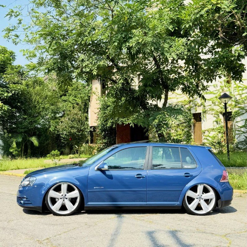 VW Golf Sportline azul rebaixado na suspensão a ar com rodas aro 20 – perfil lateral