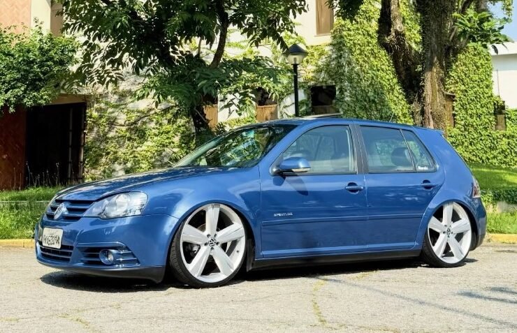 VW Golf Sportline azul rebaixado na suspensão a ar com rodas aro 20