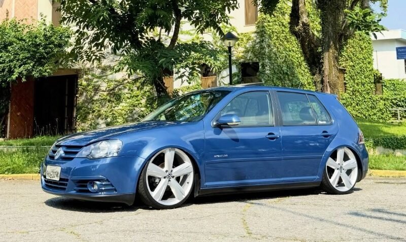 VW Golf Sportline azul rebaixado na suspensão a ar com rodas aro 20