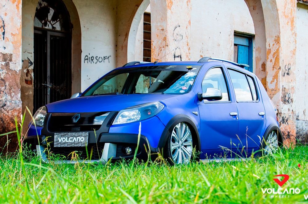 Renault Sandero rebaixado azul com rodas Volcano aro 18 visto de frente