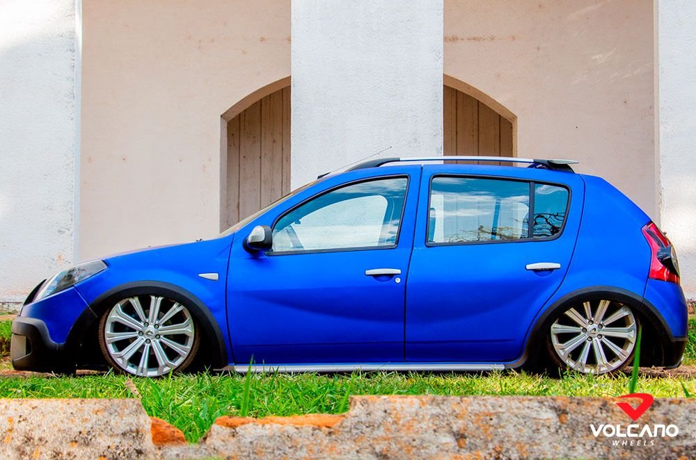 Renault Sandero rebaixado azul de perfil com rodas Volcano aro 18