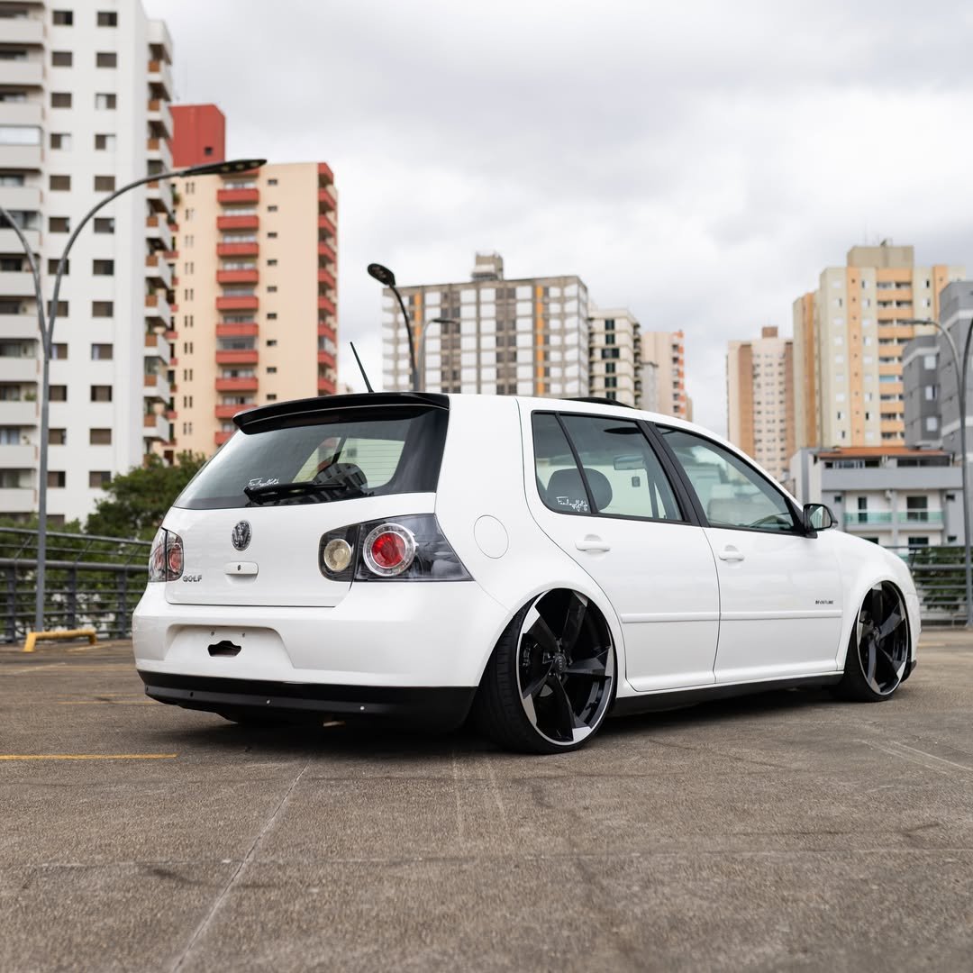 VW Golf Sportline rebaixado branco visto de traseira lateral