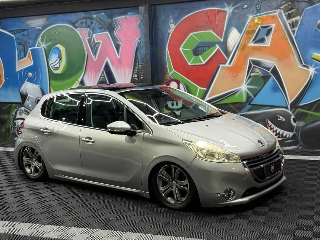 Peugeot 208 rebaixado prata com suspensão a ar e rodas esportivas