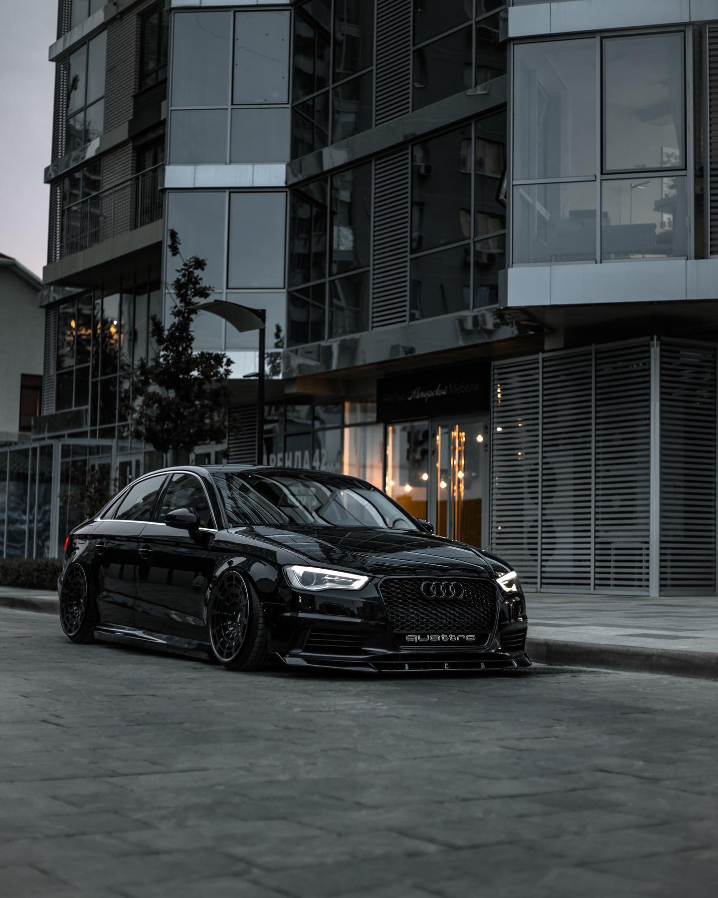 Audi A3 Sedan rebaixado preto visto de frente com rodas escuras