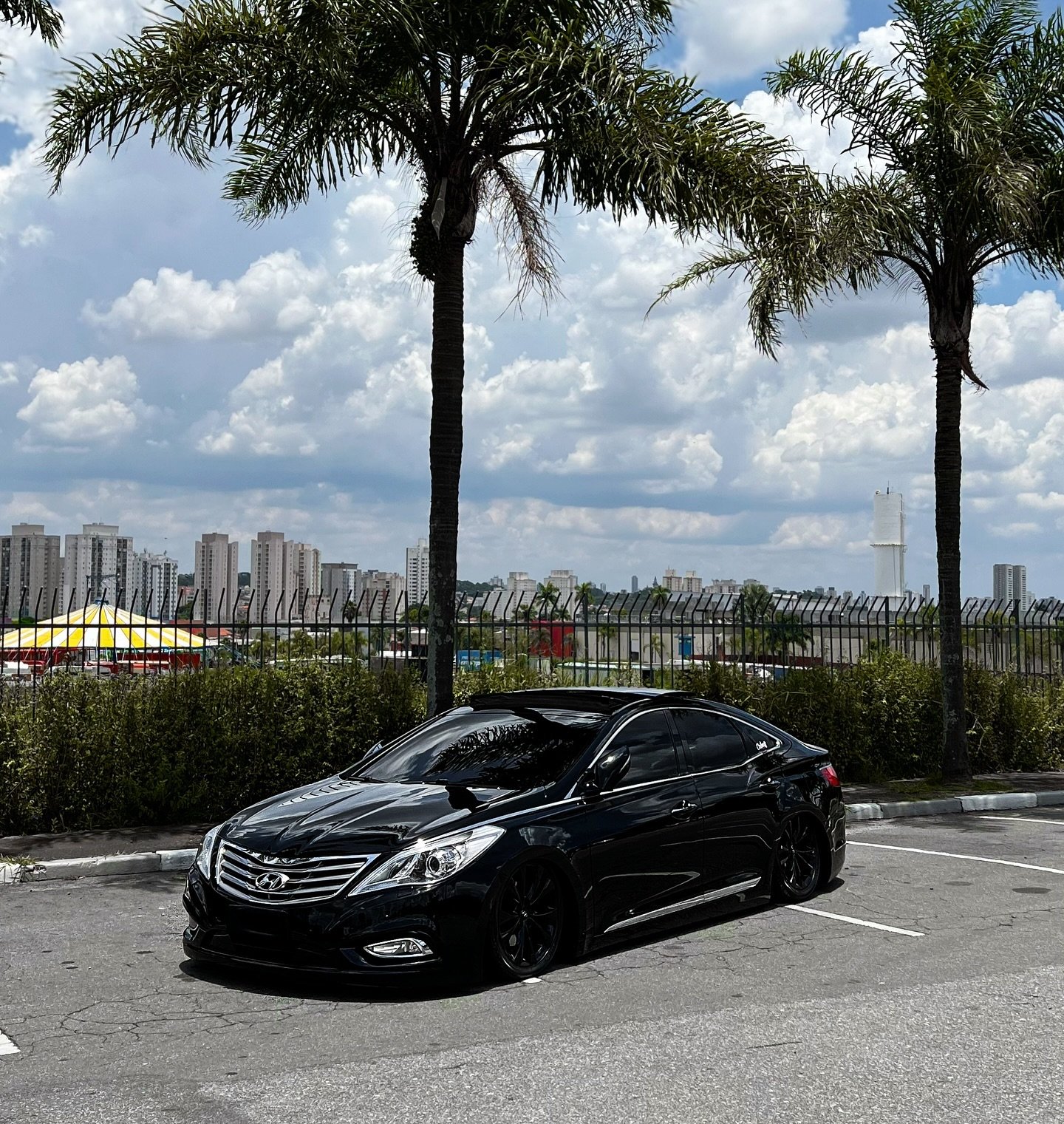 Hyundai Azera preto rebaixado com rodas escuras