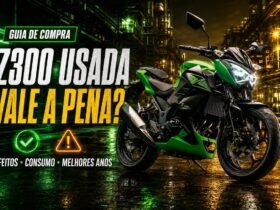 Kawasaki Z300 usada vale a pena com moto verde em cenário urbano noturno