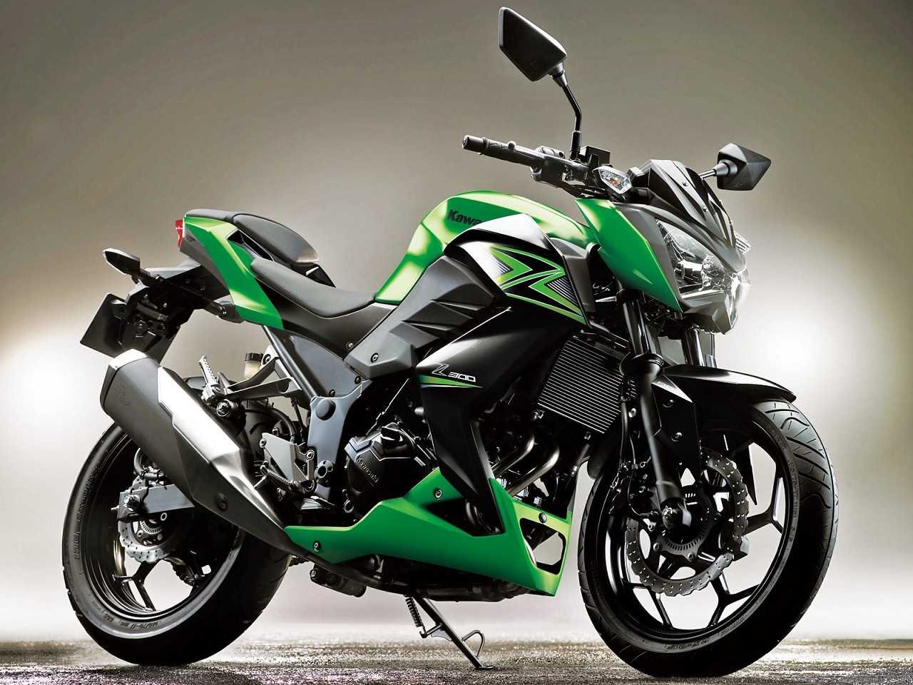 Kawasaki Z300 verde usada vista de frente em avaliação de compra