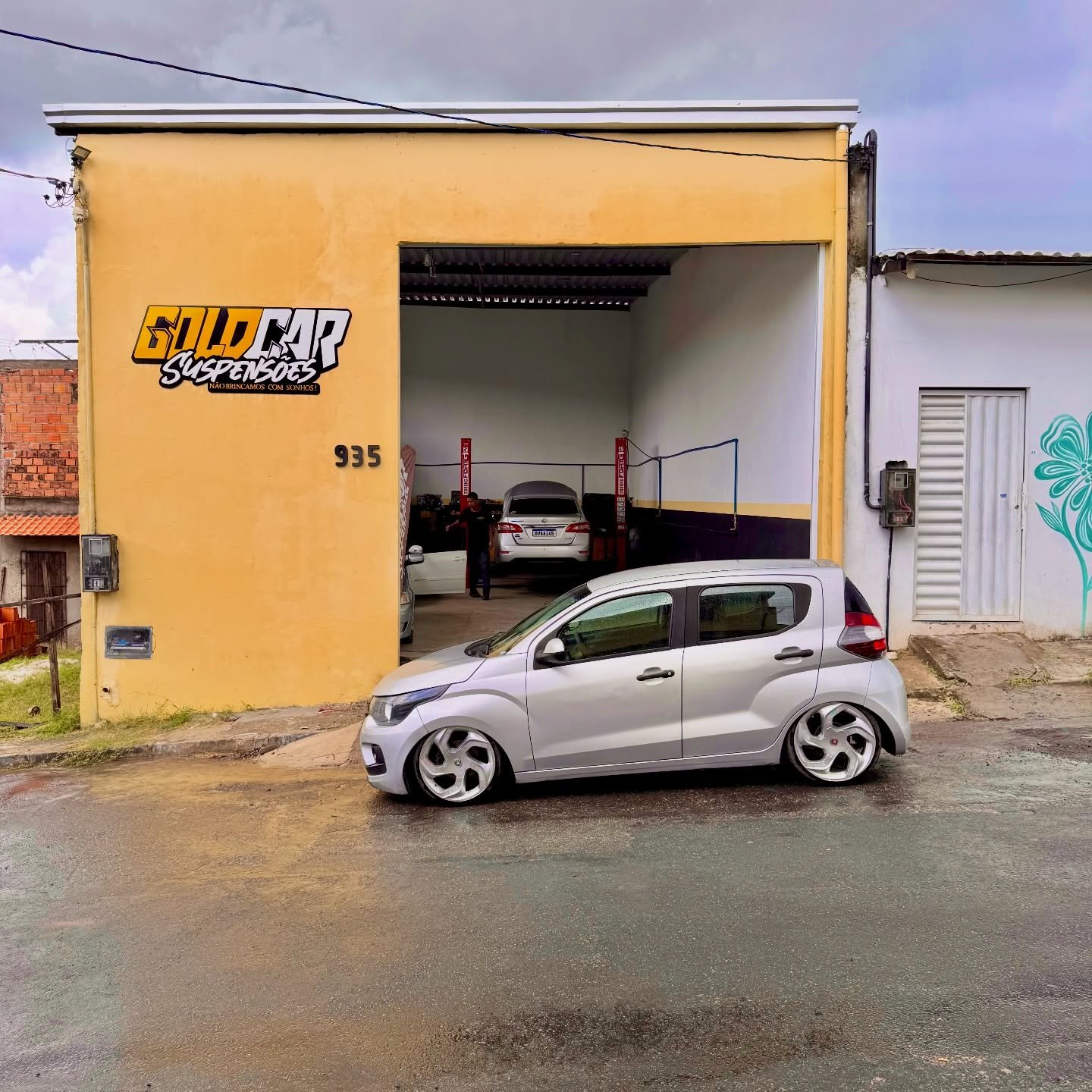 Fiat Mobi prata rebaixado com rodas esportivas
